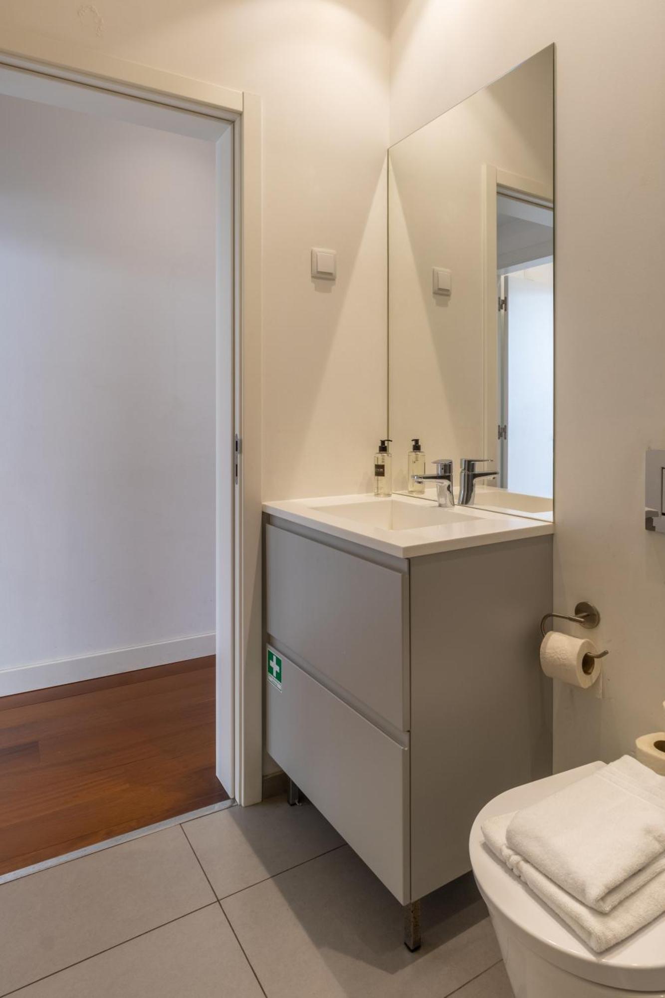 Ferienwohnung Modern 3Br, Terrace, Ac/Heating & Self Check-In Lissabon Exterior foto