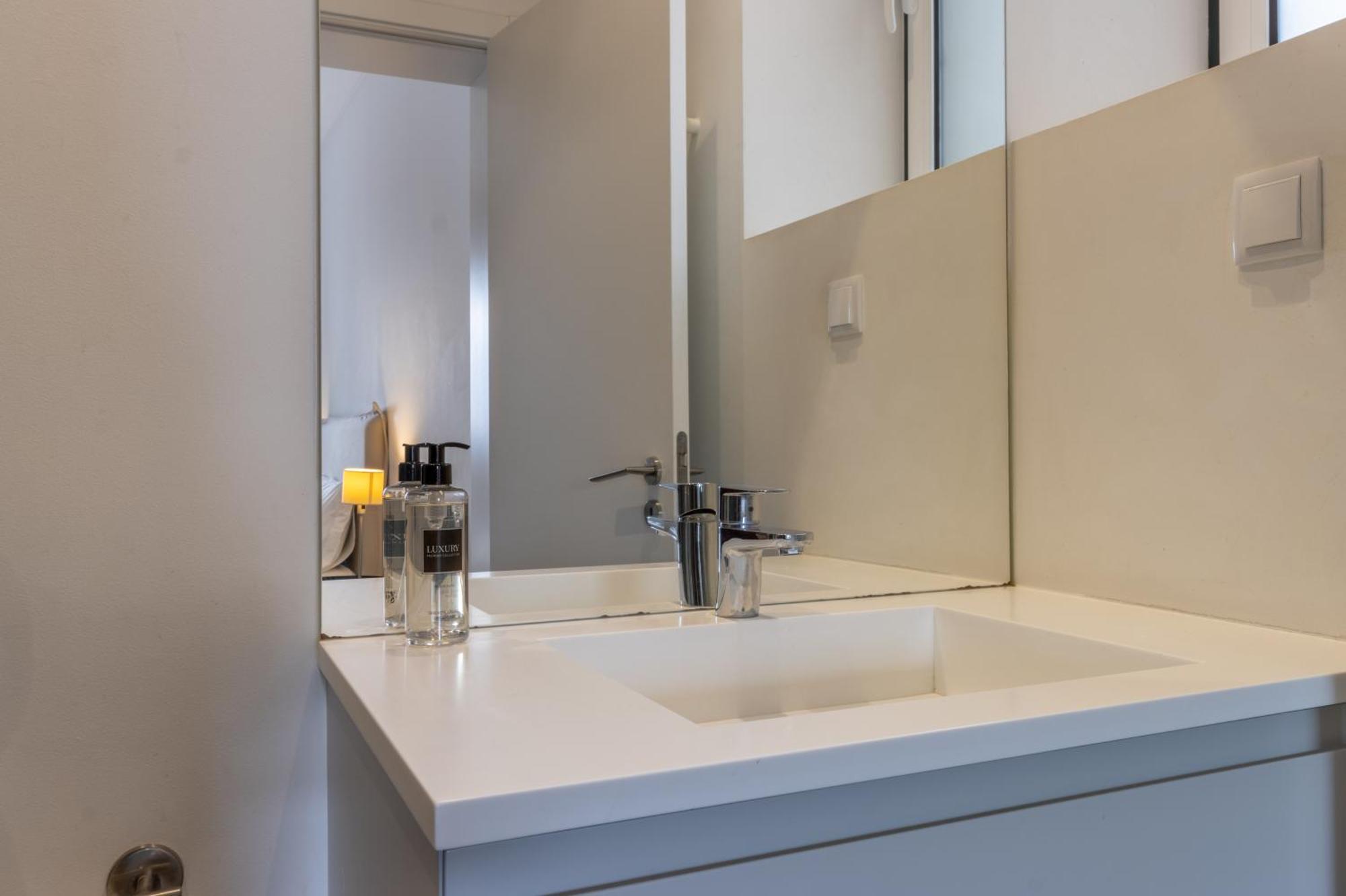 Ferienwohnung Modern 3Br, Terrace, Ac/Heating & Self Check-In Lissabon Exterior foto