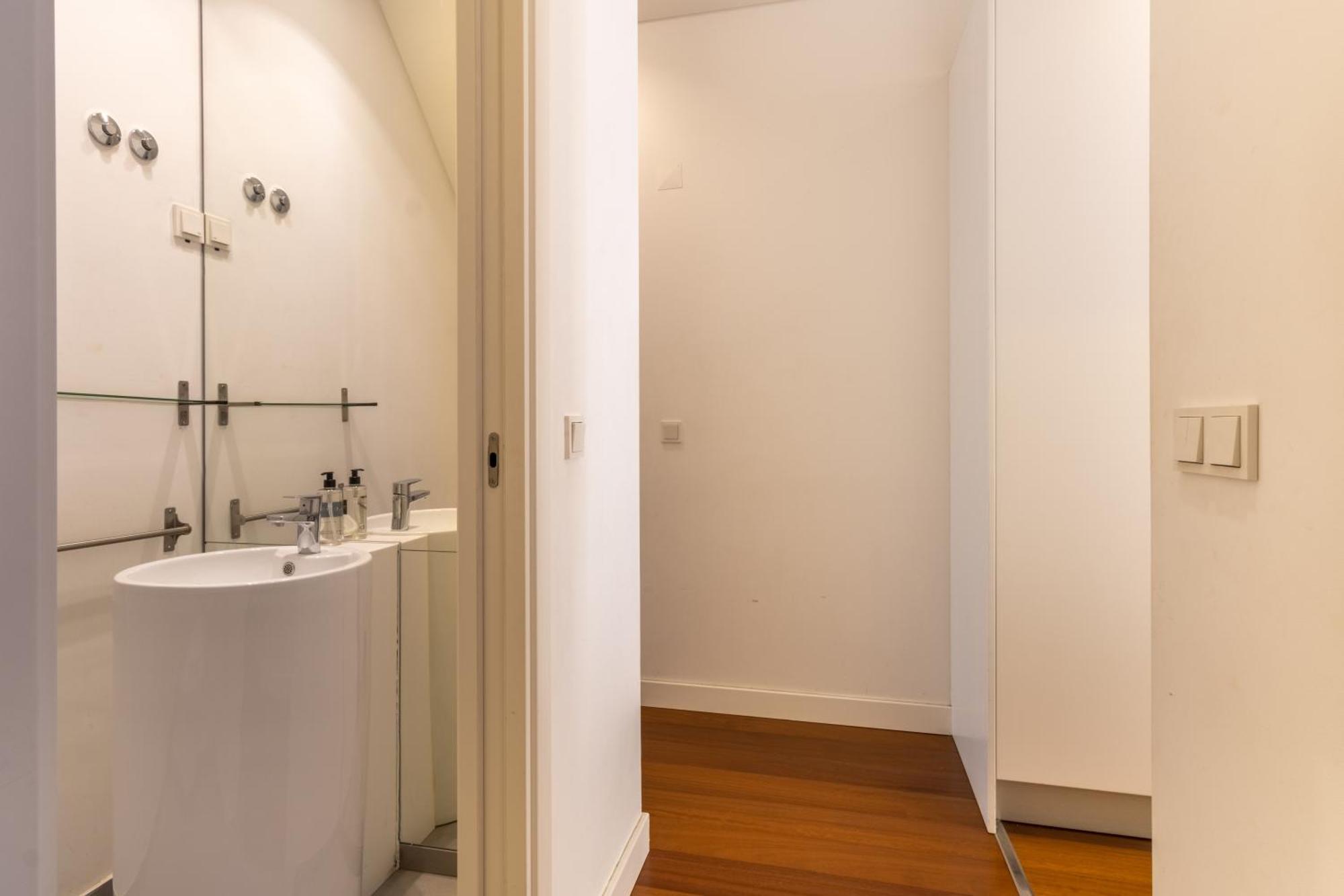 Ferienwohnung Modern 3Br, Terrace, Ac/Heating & Self Check-In Lissabon Exterior foto