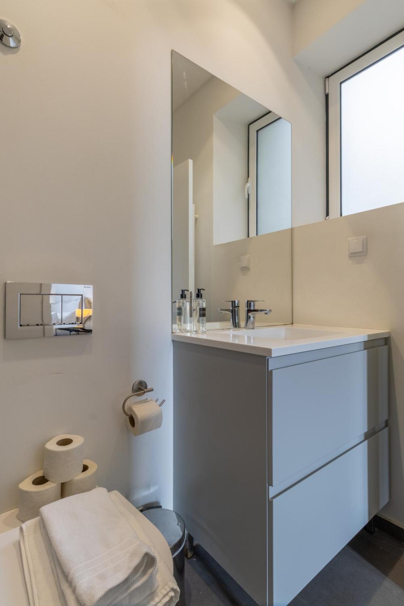 Ferienwohnung Modern 3Br, Terrace, Ac/Heating & Self Check-In Lissabon Exterior foto