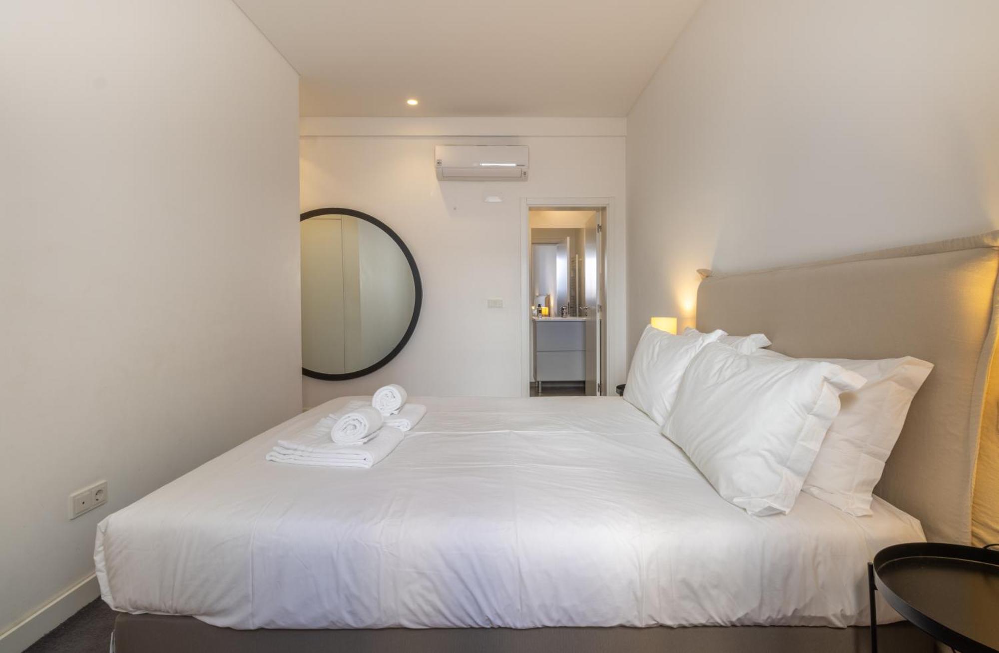 Ferienwohnung Modern 3Br, Terrace, Ac/Heating & Self Check-In Lissabon Exterior foto